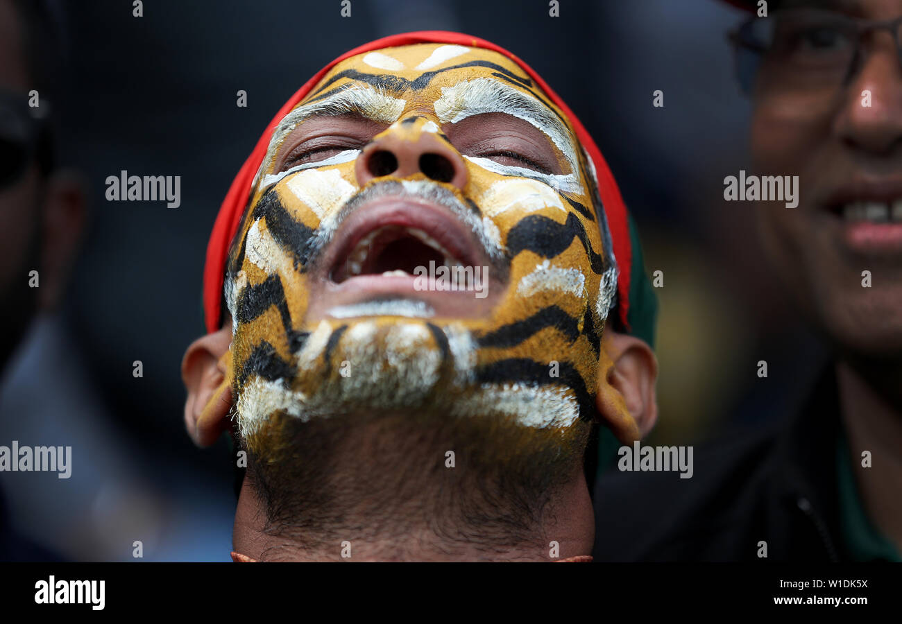 Un soutien au Bangladesh chante l'hymne national au cours de l'ICC Cricket World Cup phase groupe match à Edgbaston, Birmingham. Banque D'Images