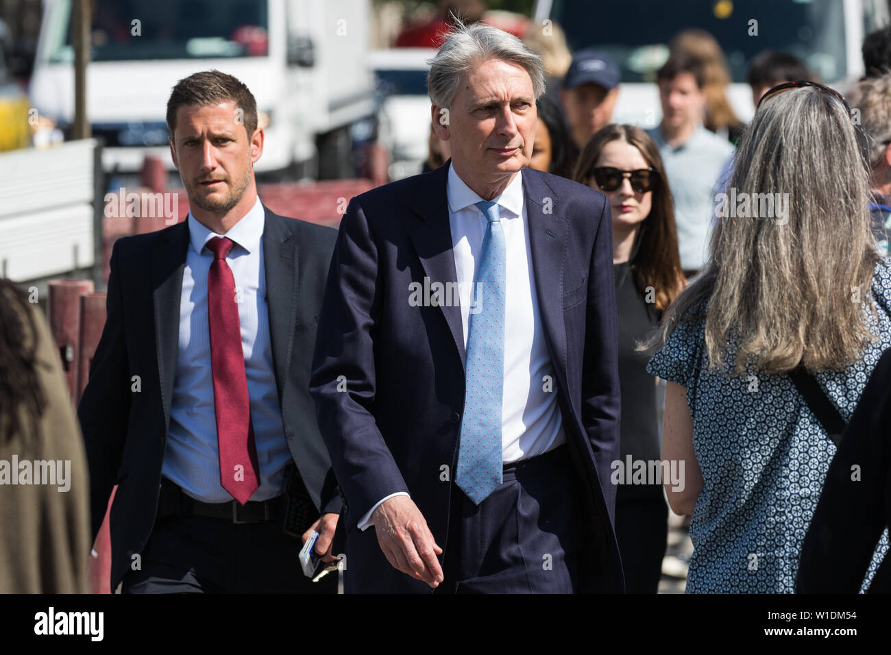 Londres, Royaume-Uni. 2 juillet, 2019. Chancelier de l'Échiquier Philip Hammond arrive à la Chambre des communes pour les questions du Trésor. La session devrait être animé à la suite de la critique du chancelier conservateur des deux plans de dépenses des candidats leadership hier lors d'une interview de la BBC avec Laura Kuenssberg. Credit : Mark Kerrison/Alamy Live News Banque D'Images