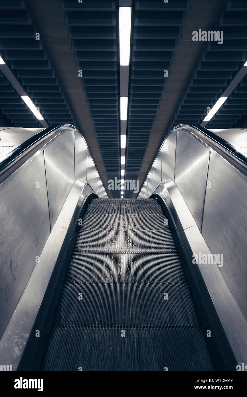 Londres - le 26 juin 2019 : Dark moody escalator escalier au train de tube station dans le métro de Londres Banque D'Images