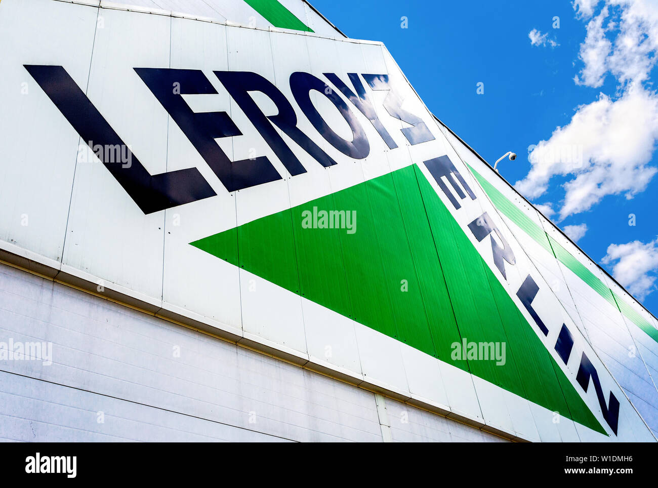 Samara, Russie - 22 juin 2019 : Leroy Merlin signe marque contre le ciel bleu. Leroy Merlin est une maison française-amélioration et détaillant de jardinage Banque D'Images