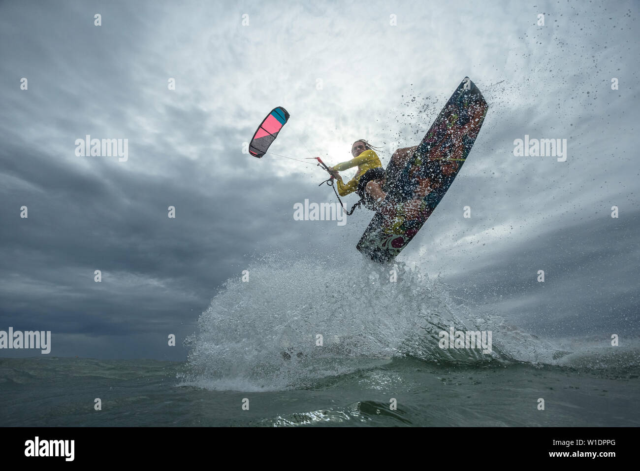 Un kite surfer les vagues manèges Banque D'Images