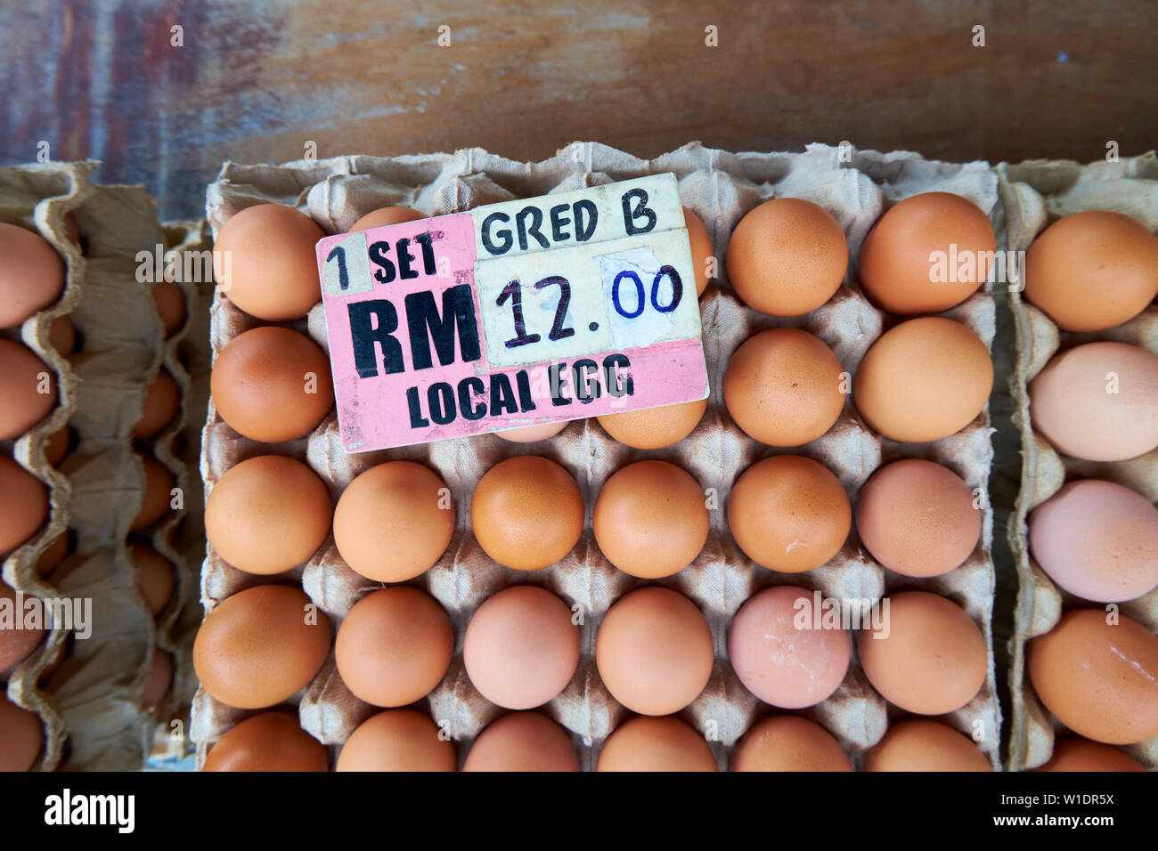 Oeufs locaux à la vente à la Tamu Muhibbah marché alimentaire central de Miri, à Bornéo, en Malaisie. Banque D'Images