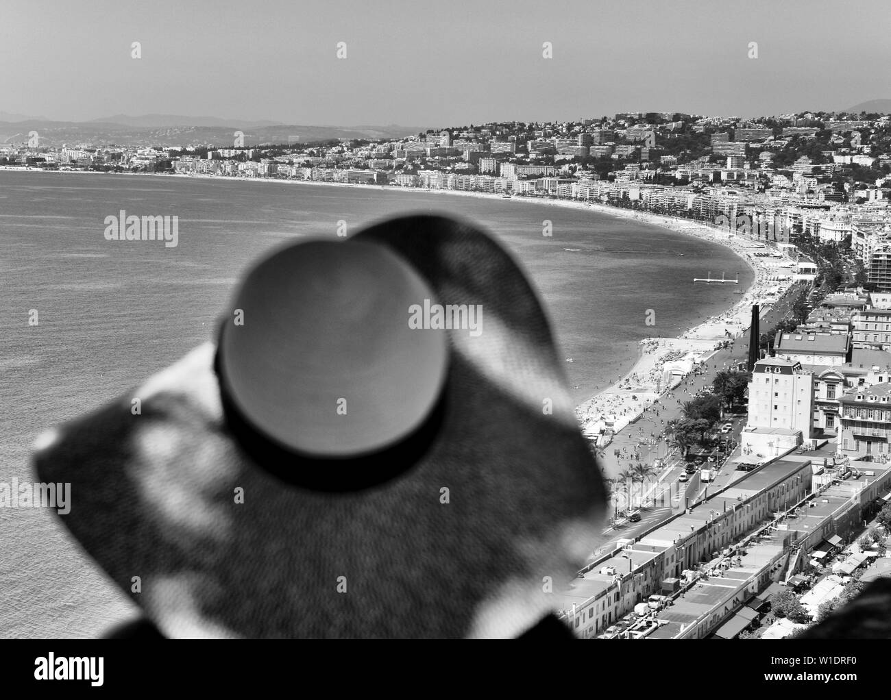 Nice, France - 19 juin 2019 : Woman in a hat ressemble à la plage et de la promenade de Nice. Banque D'Images