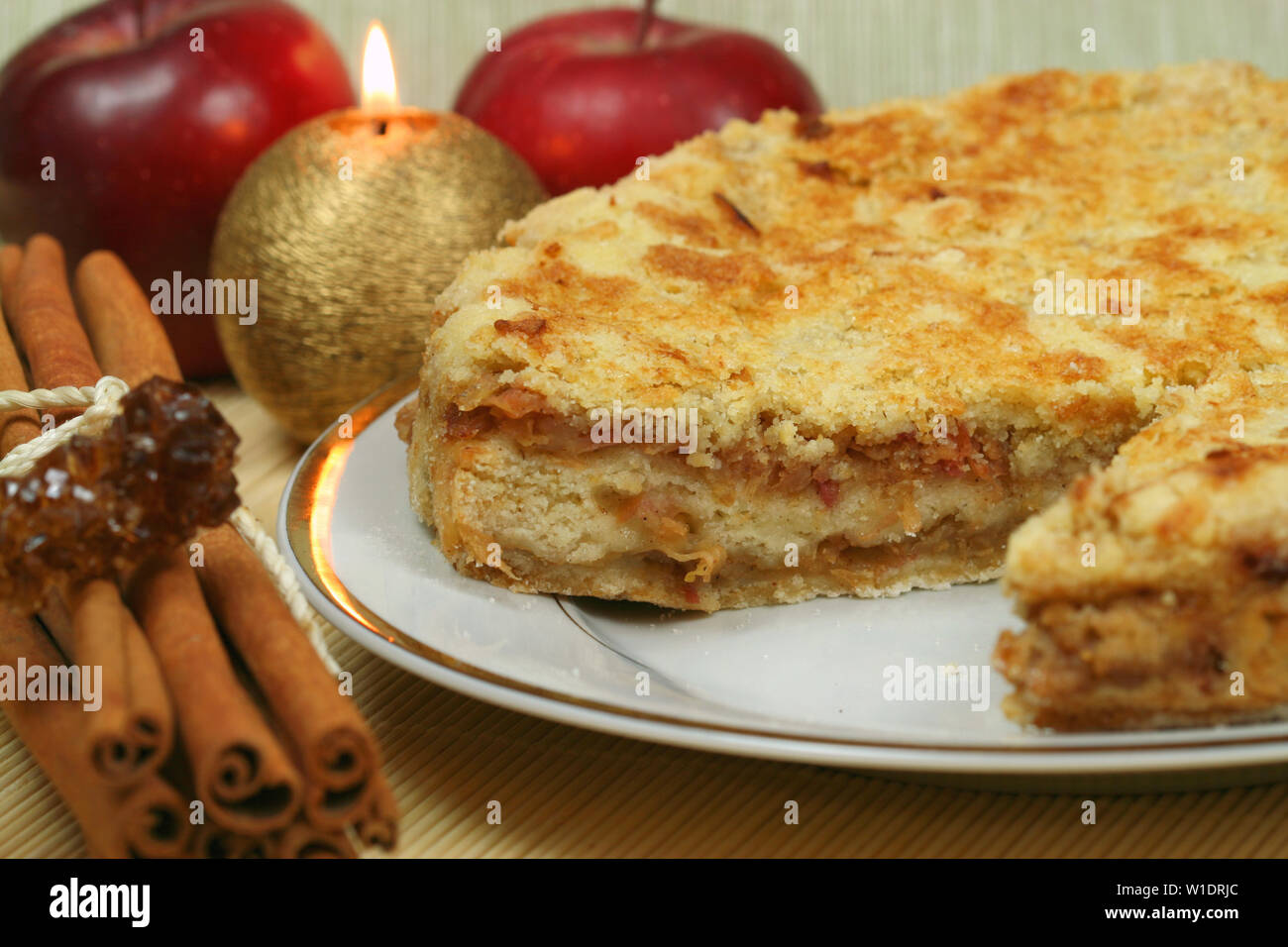 Accueil tarte aux pommes et cannelle. Soir de Noël - lumière tamisée et bougies Banque D'Images