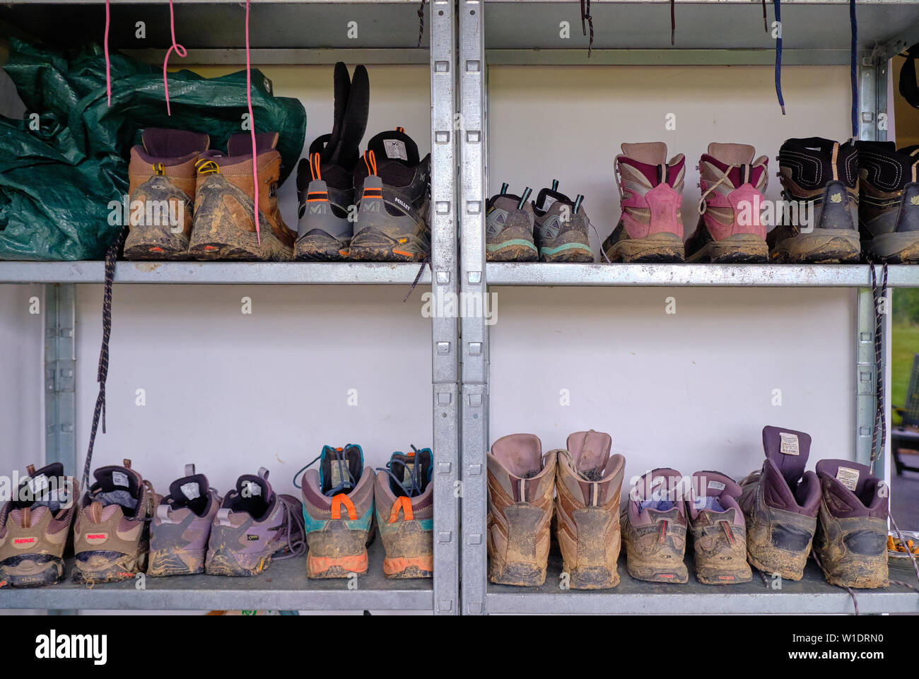 Collection de chaussures de randonnée à l'extérieur un pilgrim hostel sur le Camino de Santiago Banque D'Images