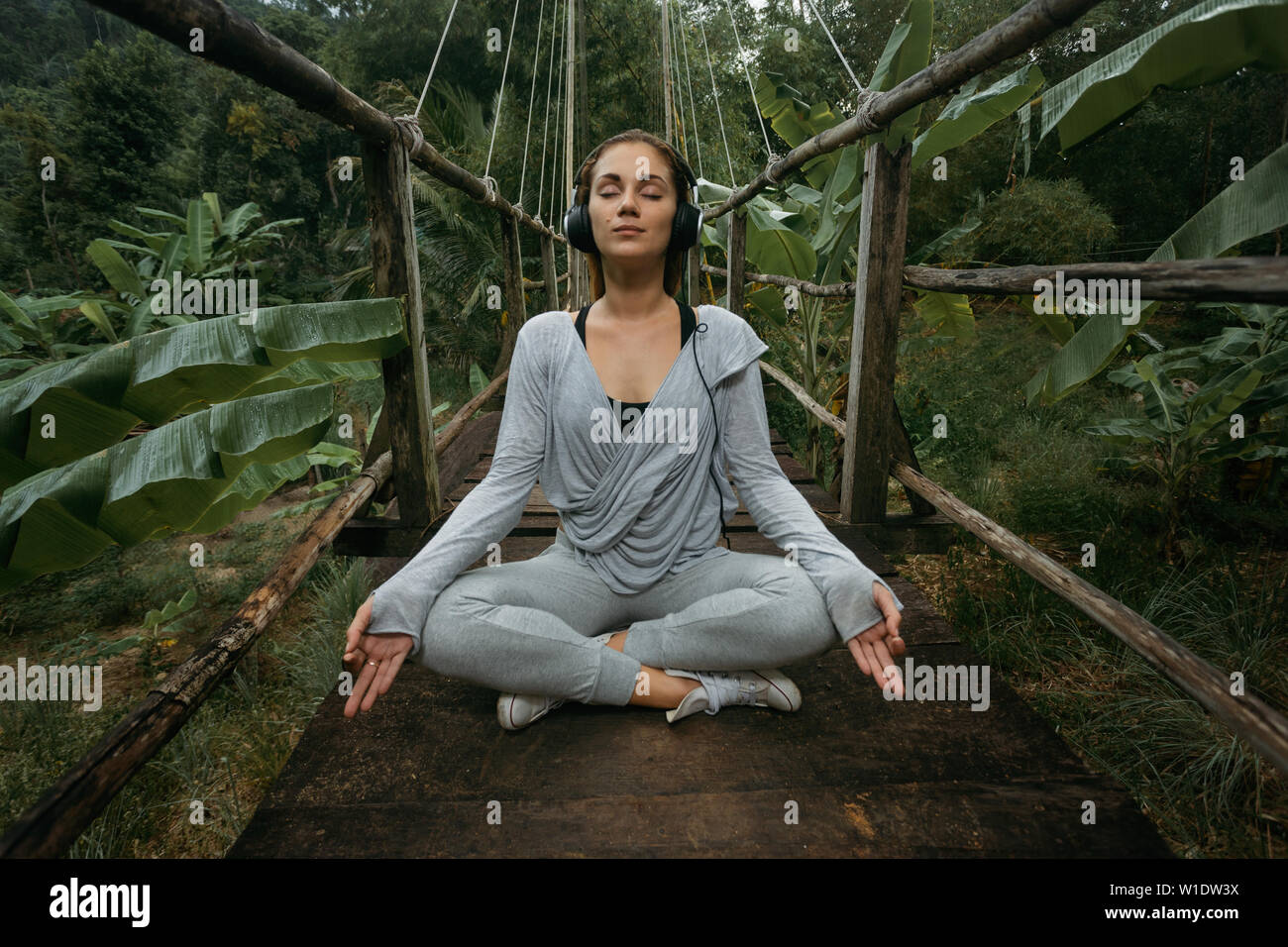 Yoga woman écoute la musique Banque D'Images