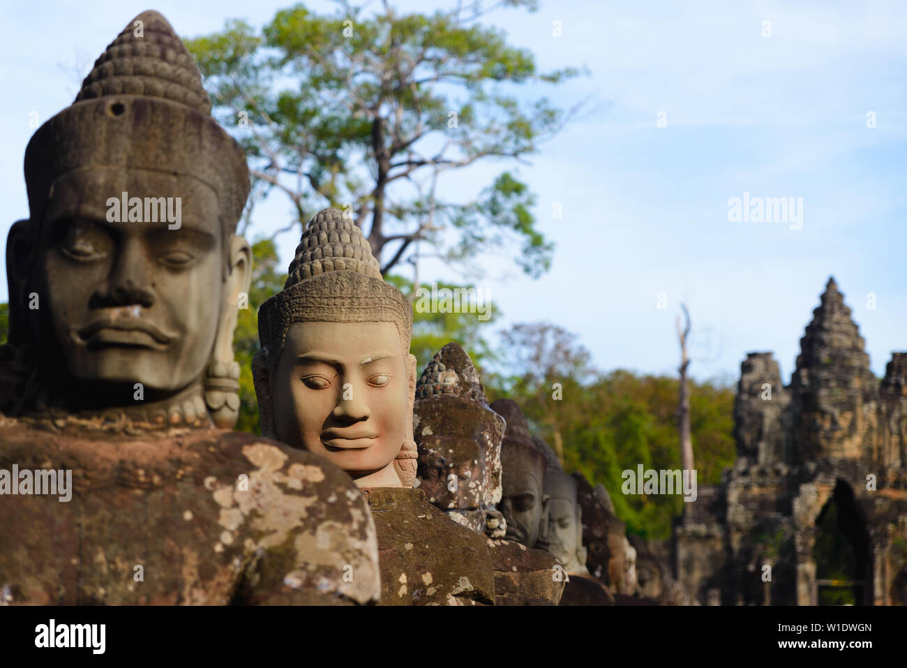 Bayon, temple d'Angkor Thom, célèbre destination de voyage, tourisme au Cambodge. Les détails des Visages de pierre et de sculptures sculptures sur roc. Le bouddhisme la méditation Banque D'Images