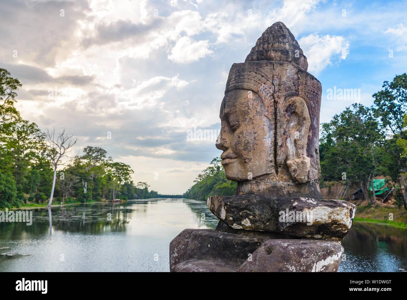 Bayon, temple d'Angkor Thom, célèbre destination de voyage, tourisme au Cambodge. Les détails des Visages de pierre et de sculptures sculptures sur roc. Le bouddhisme la méditation Banque D'Images