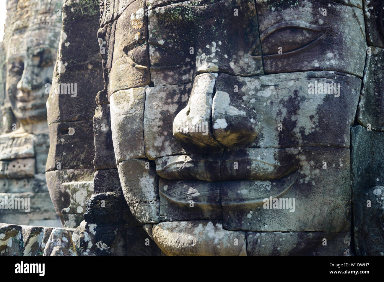Bayon, temple d'Angkor Thom, célèbre destination de voyage, tourisme au Cambodge. Les détails des Visages de pierre et de sculptures sculptures sur roc. Le bouddhisme la méditation Banque D'Images
