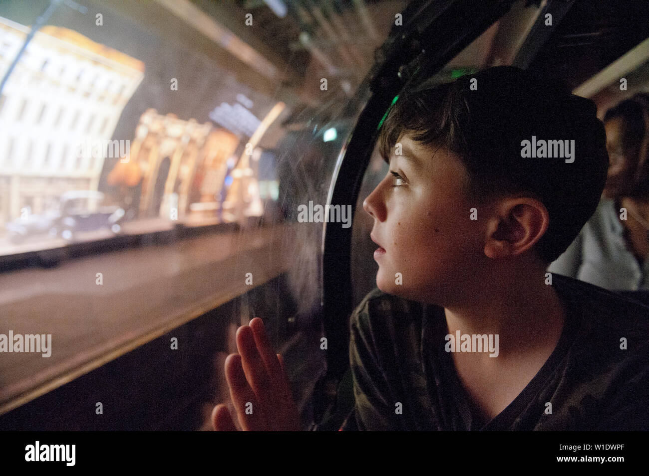 Adolescent à cheval sur les Mail train ferroviaire au musée de la poste, Londres, Banque D'Images