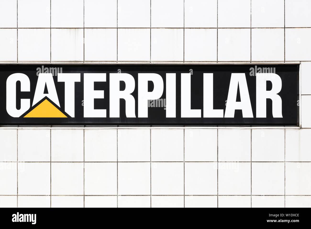 Grenoble, France - 16 juin 2019 : Caterpillar logo sur un mur. Caterpillar est une société américaine qui développe, fabrique et vend des machines Banque D'Images