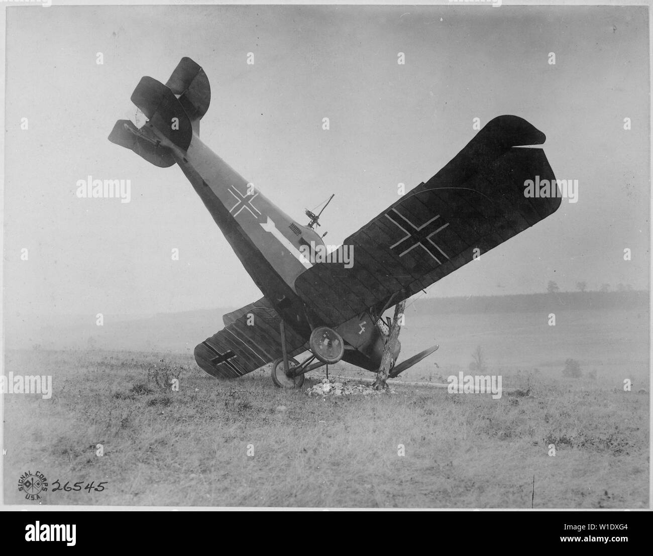 Avion allemand C.L. 111 Un 3892/18 présenté dans l'Argonne par les mitrailleurs, entre Montfaucon et cierges, France, montrant croix rouge peinte sur ailes et le fuselage des avions., 10/04/1918 - Notes générales : utiliser la guerre et les conflits Numéro 600 lors de la commande d'une reproduction ou demande d'informations sur cette image. Banque D'Images