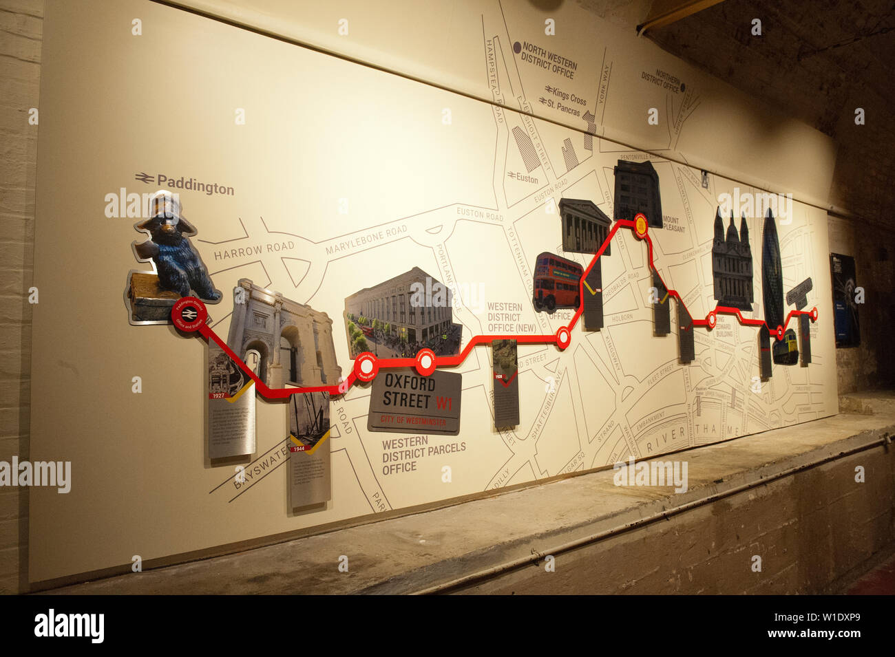 Garçon de 14 ans à l'aide de l'affiche interactive au Musée de la poste, Londres Banque D'Images