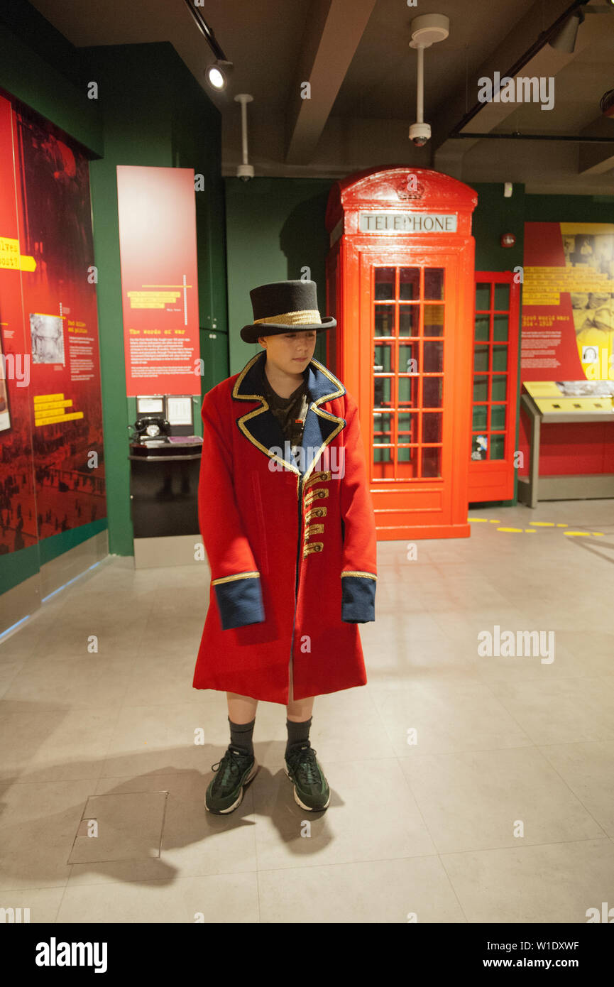 Adolescent à cheval sur les Mail train ferroviaire au musée de la poste, Londres, Banque D'Images