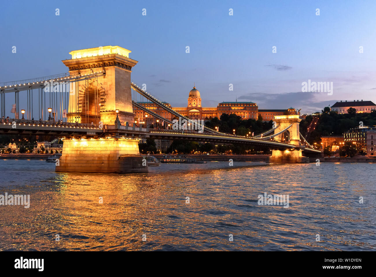 La chaîne Szechenyi Pont sur le Danube à Budapest, Hongrie avec le Palais Royal et le quartier du château en arrière-plan Banque D'Images