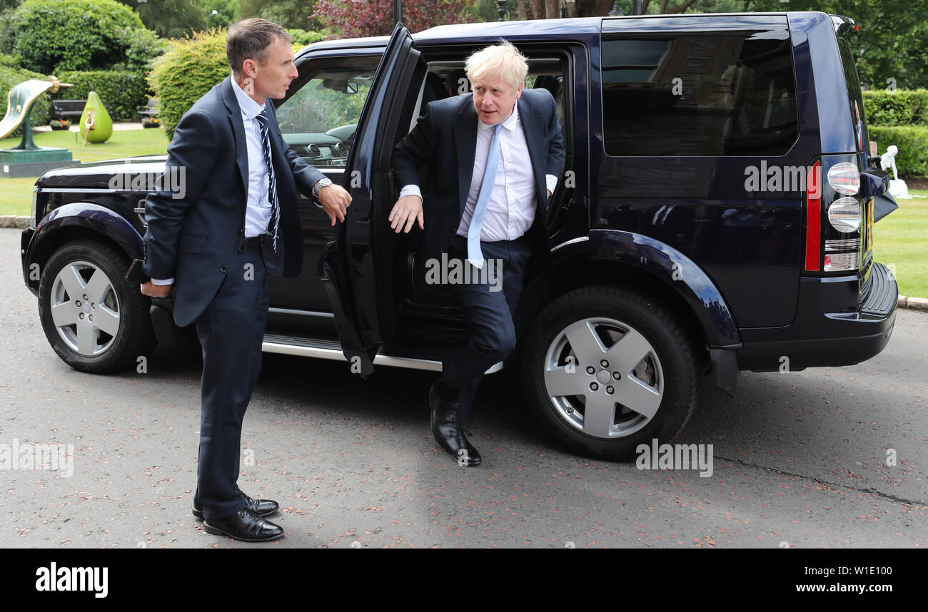 Boris Johnson arrive à prendre part à la direction du parti conservateur à la tribune de l'hôtel Culloden près de Belfast. Banque D'Images