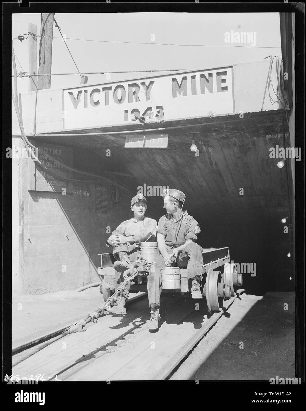 Glenn C. Johnson, de carbone et de l'Indiana (r.) Reese Sollars, New Goshen, Indiana, les deux anciens combattants de la Seconde Guerre mondiale et changeurs de batterie maintenant voitures navette dans la mine parler ensemble en attendant d'aller sous terre. Pyramide Coal Company, Victory Mine, Terre Haute, Vigo County, Indiana. Banque D'Images