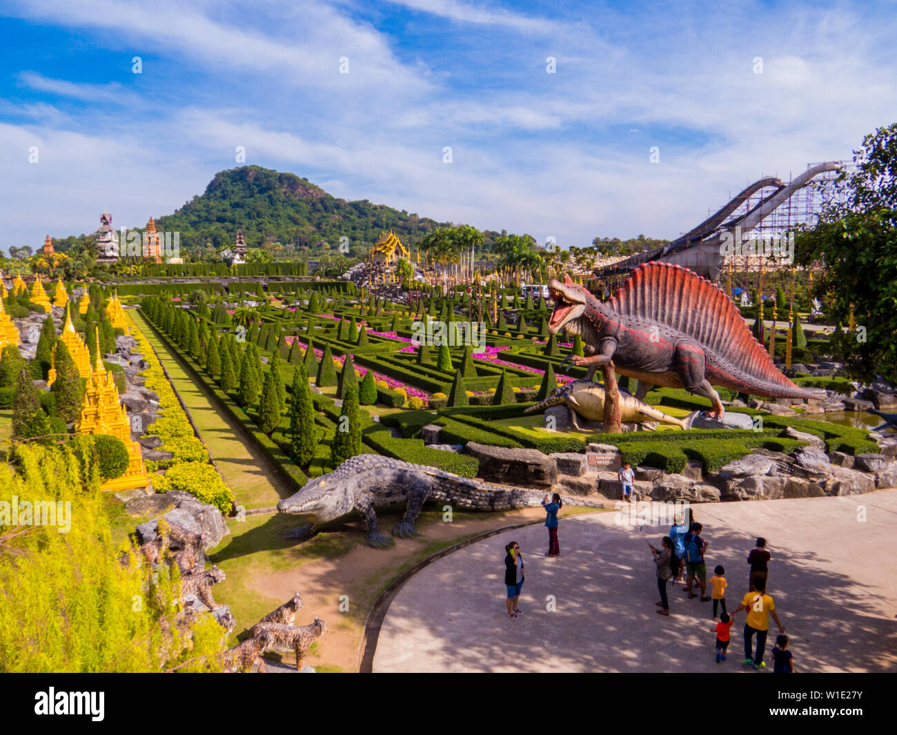 Vue de la Vallée des dinosaures de Nong Nooch Tropical Botanical Garden, Pattaya, Thaïlande Banque D'Images