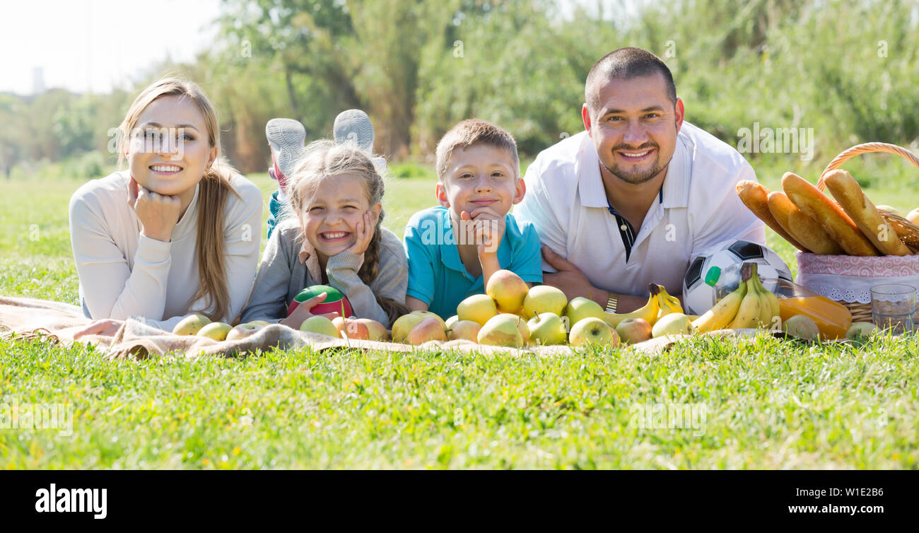 Portrait de famille gaie de quatre personnes se trouvant dans le parc Banque D'Images