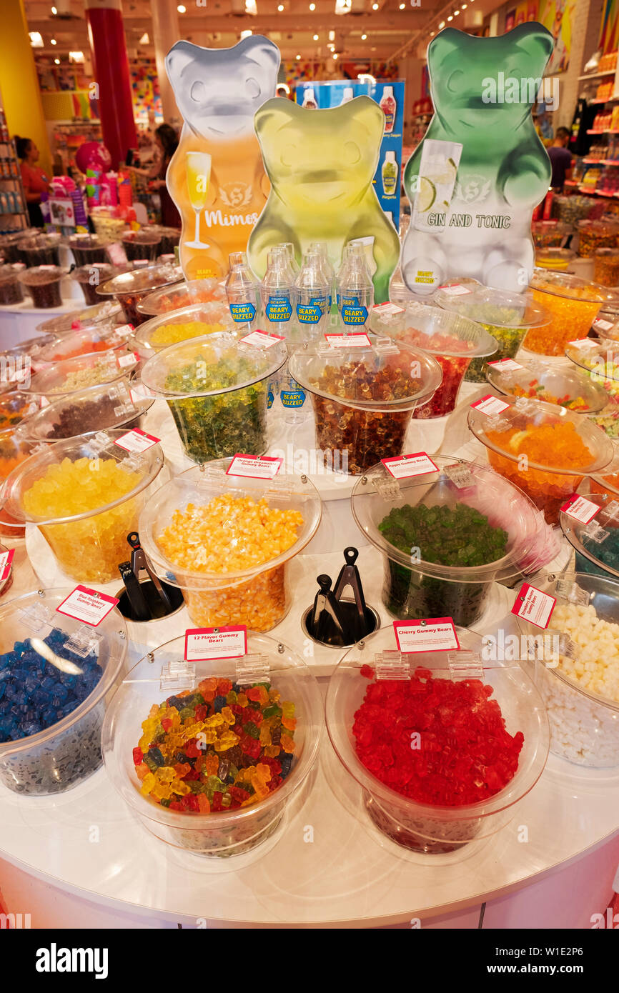 Une sélection d'ours gommeux avec des saveurs très inhabituelle pour la vente à It'sugar, un bonbon à la livre store à Greenwich Village, New York City Banque D'Images