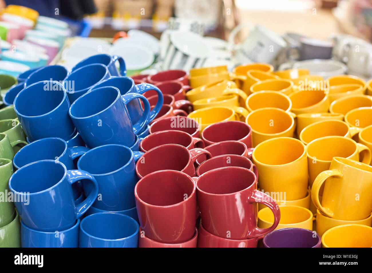 Beaucoup de tasses en céramique vide coloré en magasin. Fond tasses Banque D'Images