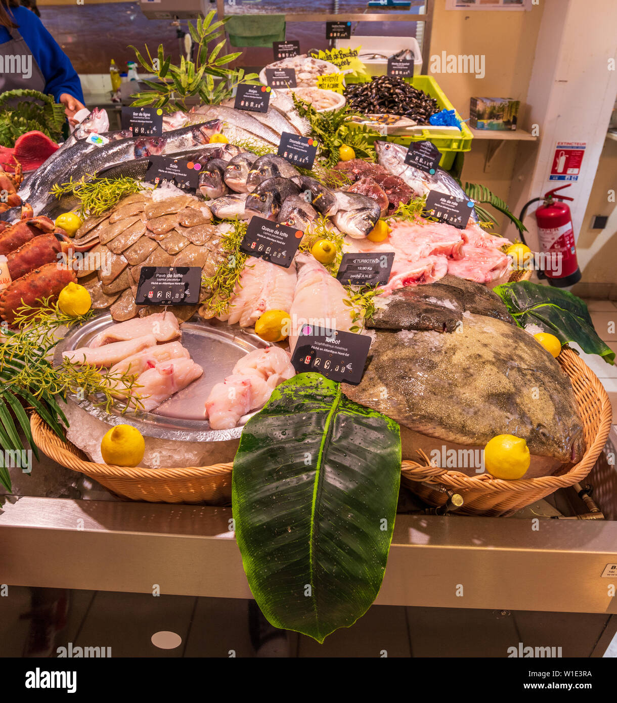 CAP FERRET, FRANCE : Le marché couvert est ouvert tous les jours de juin à  septembre. Cale offrent une grande variété d'aliments frais, de poissons et  d'huîtres Photo Stock - Alamy