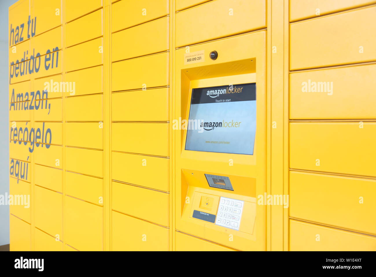 Barcelone, juillet 2, 2019 : Amazon Locker pick up station et l'écran avec le logo à Barcelone, Catalogne. Copie vide de l'espace pour l'éditeur de texte. Banque D'Images