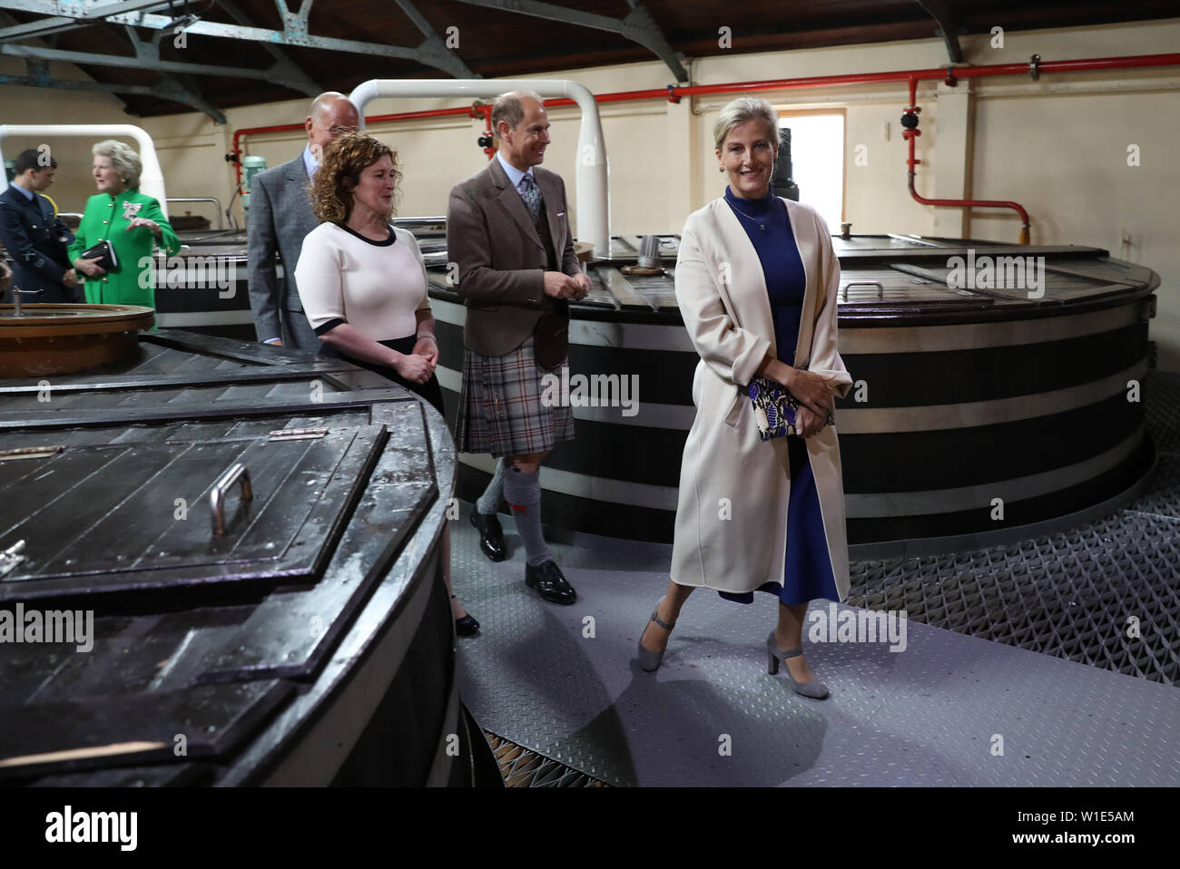 Le comte et la Comtesse de Forfar, lors d'une visite à la distillerie de Whisky Glenfiddich à Dufftown. Banque D'Images