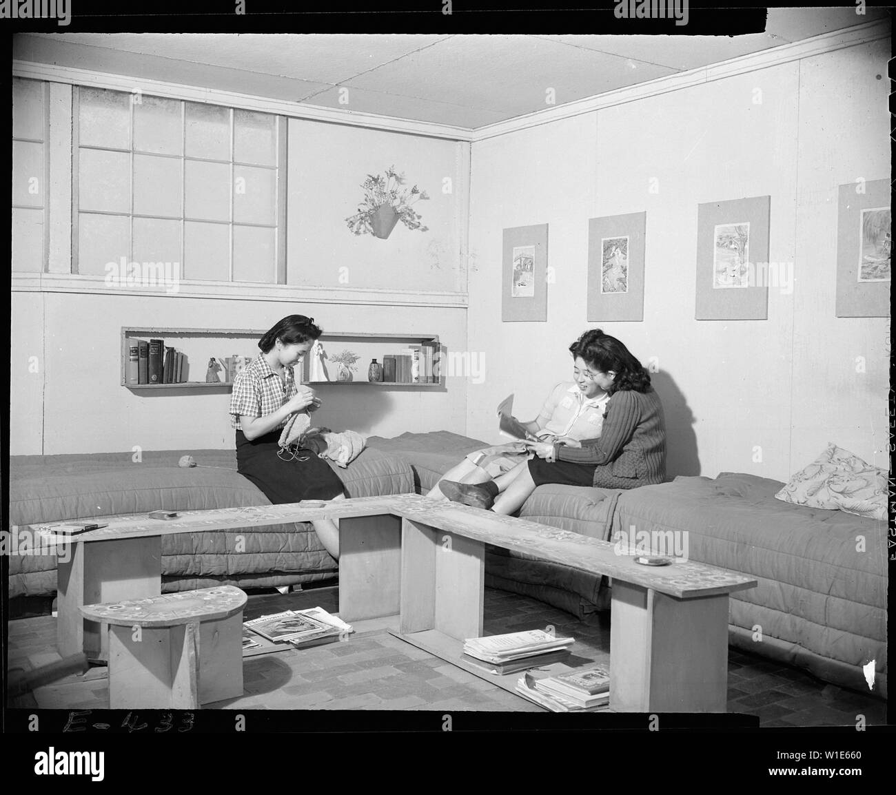 Grenade, Centre de réinstallation, Amache Colorado. Dimanche après-midi et les trois filles qui occupent cette b . . . ; Portée et contenu : la légende complète pour cette photographie se lit comme suit : Granada Centre de réinstallation, Amache, Colorado. Dimanche après-midi et les trois filles qui occupent cette chambrée se détendre. Les meubles, le livre niche, pot de fleurs et des tapis d'impression sont tous faits par les filles à partir de déchets de bois et des morceaux de mur. Banque D'Images