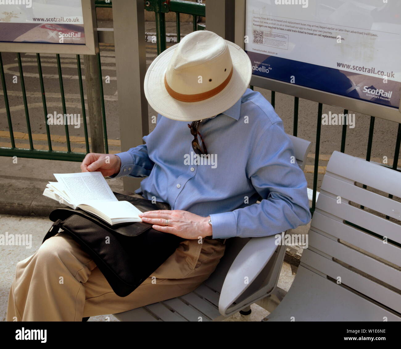 Canicule saharienne a frappé les plages de l'Ayrshire et il a attendu un profit dans une gare comme enfin la perspective d'un été matérialisé Banque D'Images