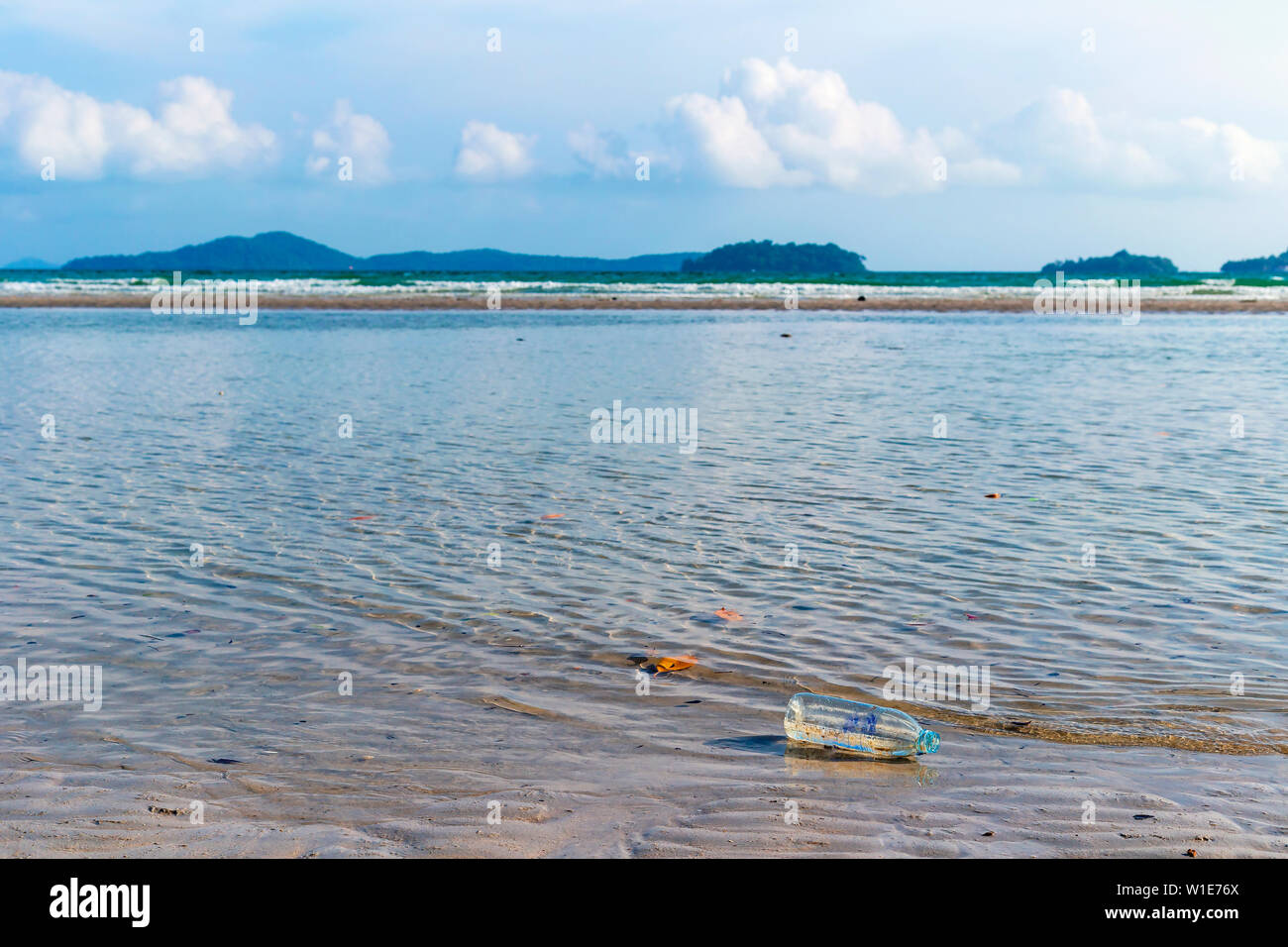 Les bouteilles d'eau des déchets qui flottent sur le côté plage, de problèmes de pollution de l'environnement de l'être humain. Banque D'Images