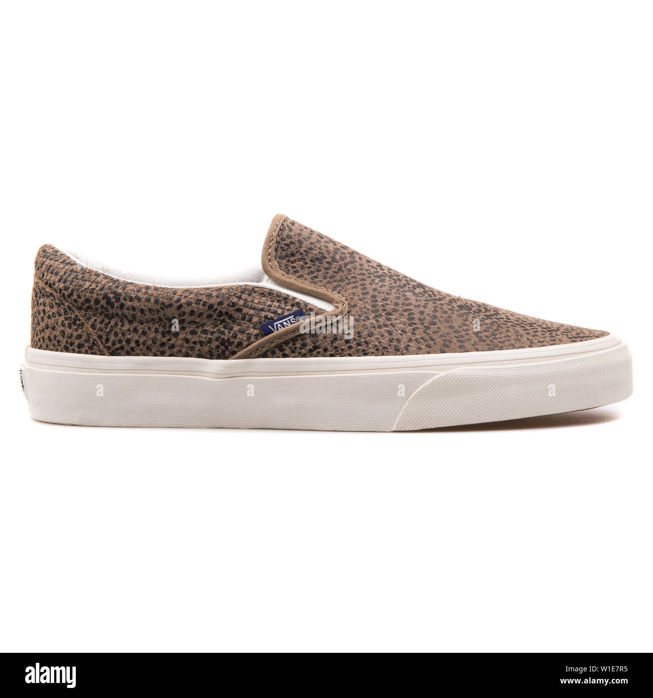 Vienne, Autriche - 25 août 2017 : VANS CLASSIC SLIP On noir et marron en  daim Cheetah sneaker sur fond blanc Photo Stock - Alamy