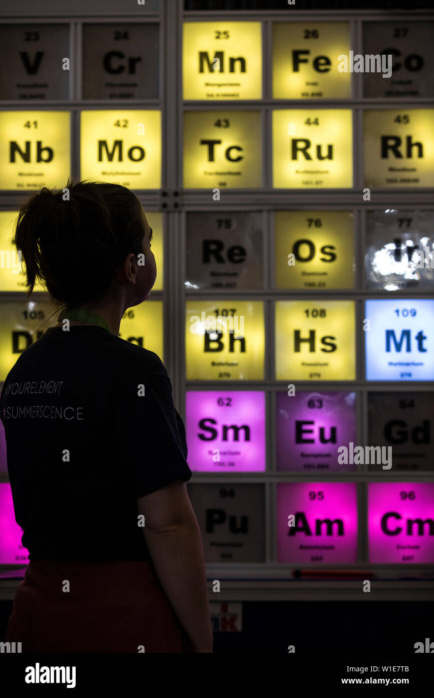 Exposition de la Société Royale des Sciences d'été, une jeune femme à la recherche à un tableau périodique en célébration du 150e anniversaire, London, UK Banque D'Images