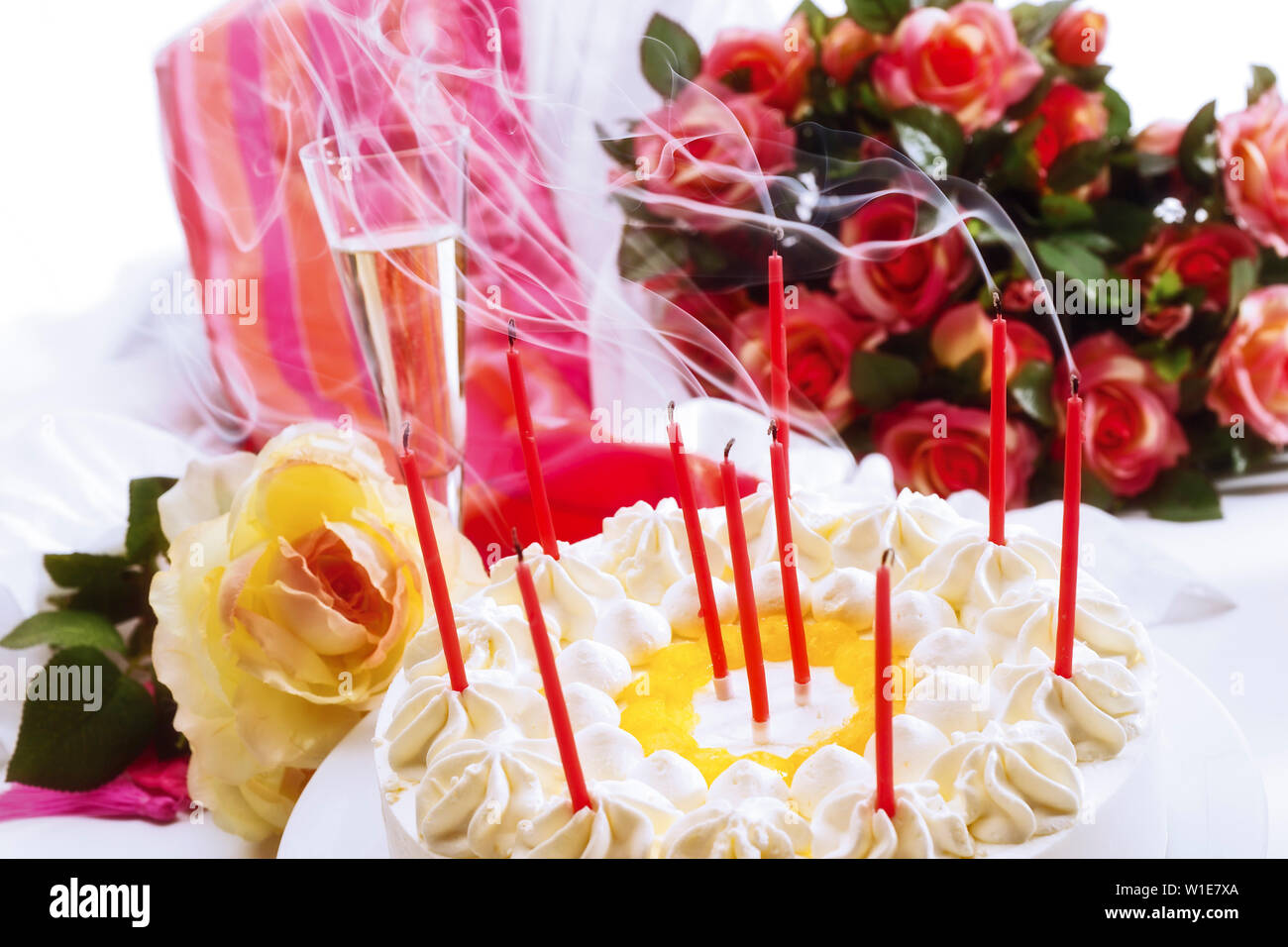 Champagne Gateau D Anniversaire Bougies Banque D Image Et Photos Page 3 Alamy