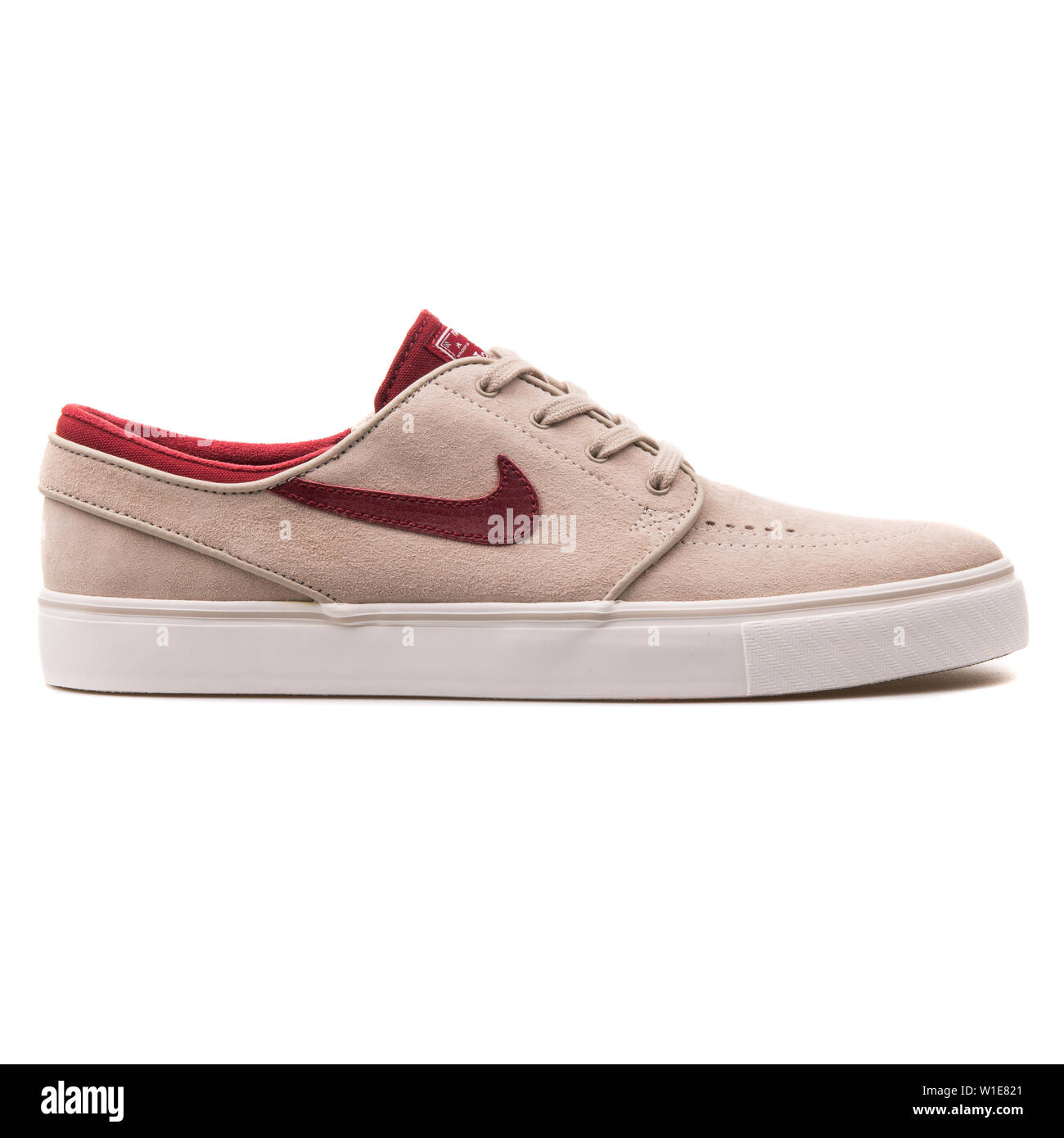 Vienne, Autriche - 25 août 2017 : Stefan Janoski Nike Zoom SE beige et  rouge sur fond blanc de l'espadrille Photo Stock - Alamy