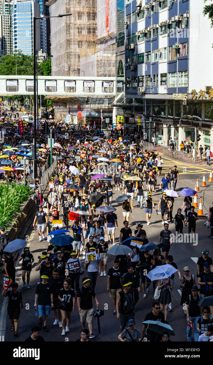 Hong Kong 2019 extradition de mars le 1 juillet, les manifestants portent des parapluies pour se protéger contre le soleil chaud Banque D'Images