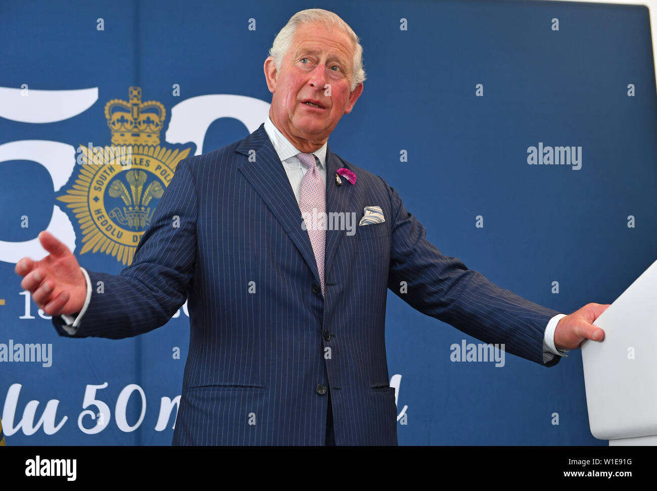 Le Prince de Galles prononce une allocution lors d'une visite au siège de la police du sud du Pays de Galles pour célébrer leur 50e anniversaire et rencontrez les membres des divers appareils. Banque D'Images