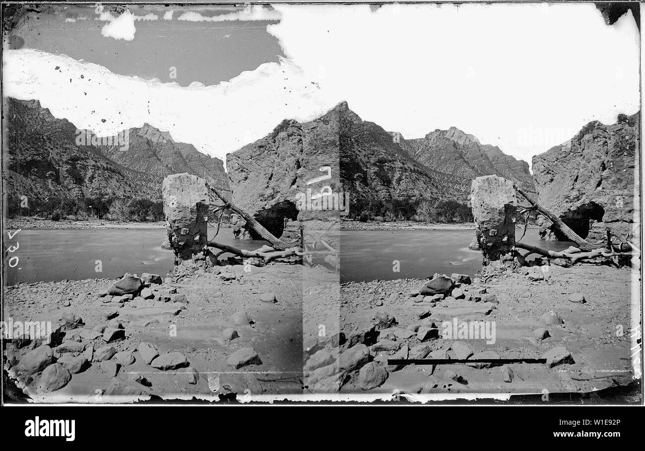Green River. Split montagne Canyon, grotte à droite, non loin de l'entrée de canyon. Le professeur A.H. Thompson est debout, dos à la caméra à l'entrée de l'arbre avant. 1871 photo. Nos vieux 341, 362, 730. No 694 semblables. Banque D'Images