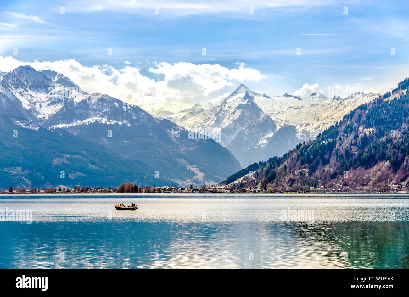 Zell am See. Superbe vue panoramique vue sur Zellersee (Zeller) Lac avec voile, Alpes, ciel bleu, Kitzsteinhorn. Zillertal, Autriche, Salzburger Land, à proximité Banque D'Images