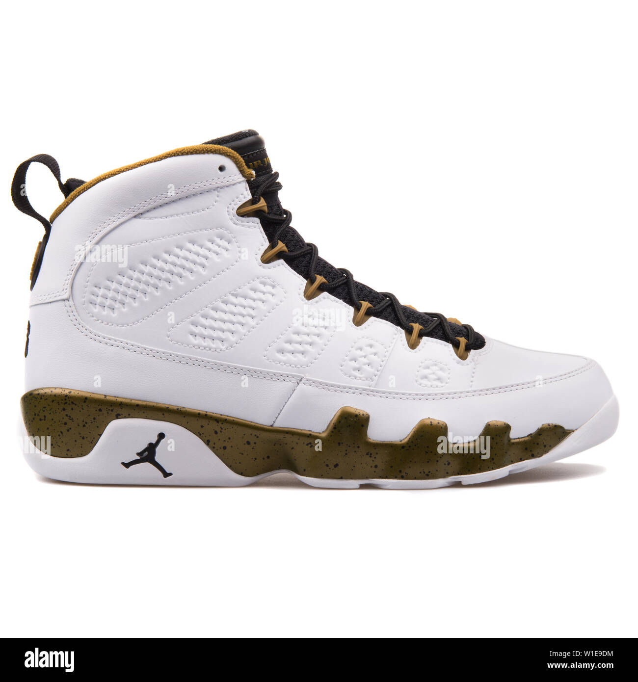 Vienne, Autriche - 14 juin 2017 : Nike Air Jordan 9 Retro blanc, noir, vert  de la milice en cuir haute sneaker isolé sur fond blanc Photo Stock - Alamy