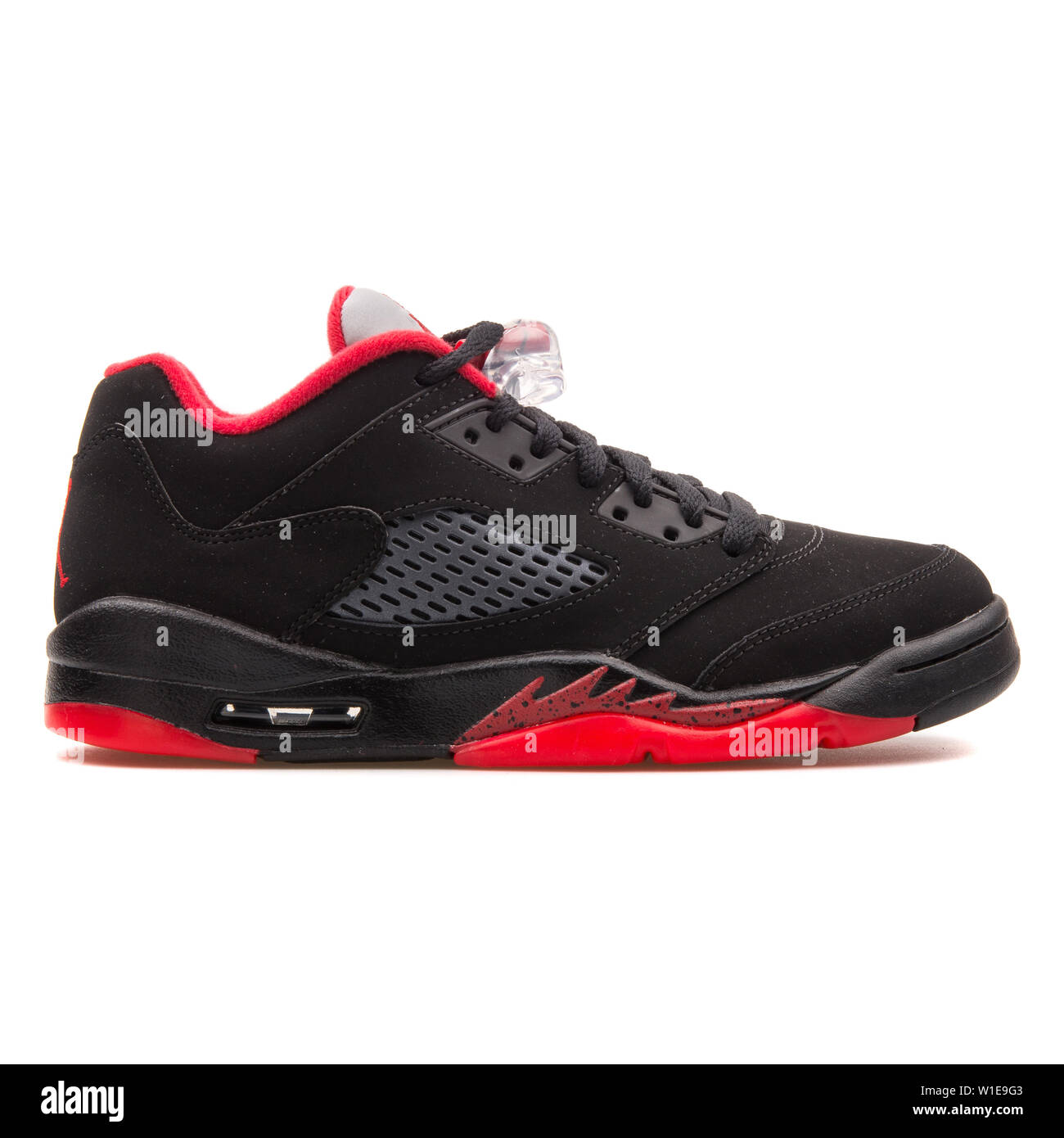 Vienne, Autriche - 14 juin 2017 : Nike Air Jordan 5 Retro Low sneaker noir et  rouge isolé sur fond blanc Photo Stock - Alamy