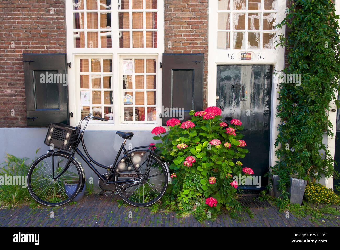 Vieux vélo à l'extérieur d'une maison de la vieille ville, Utrecht, Pays-Bas Banque D'Images