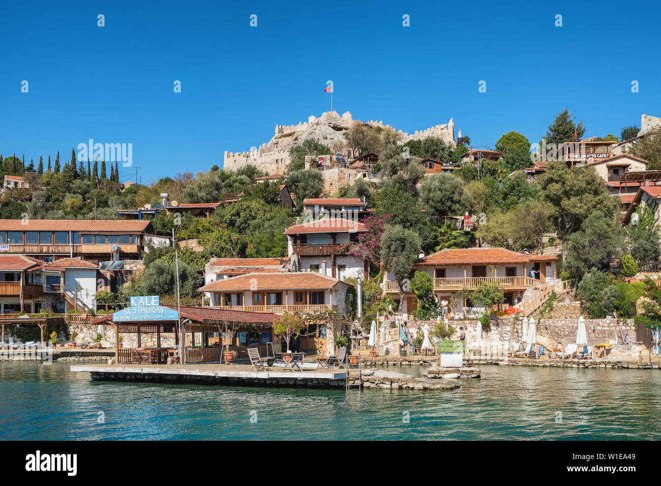 Le village de Kalekoy et Simena Kalesi château à Kale Uçagiz village, Antalya province, Turkey Banque D'Images