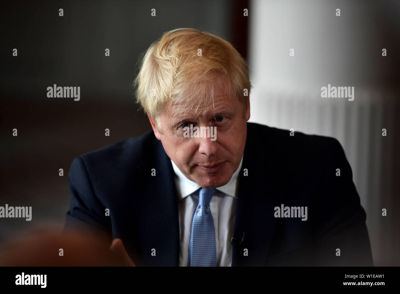 Boris Johnson donne une interview télévisée avant une campagne électorale à l'événement Culloden House Hotel à Belfast. Banque D'Images