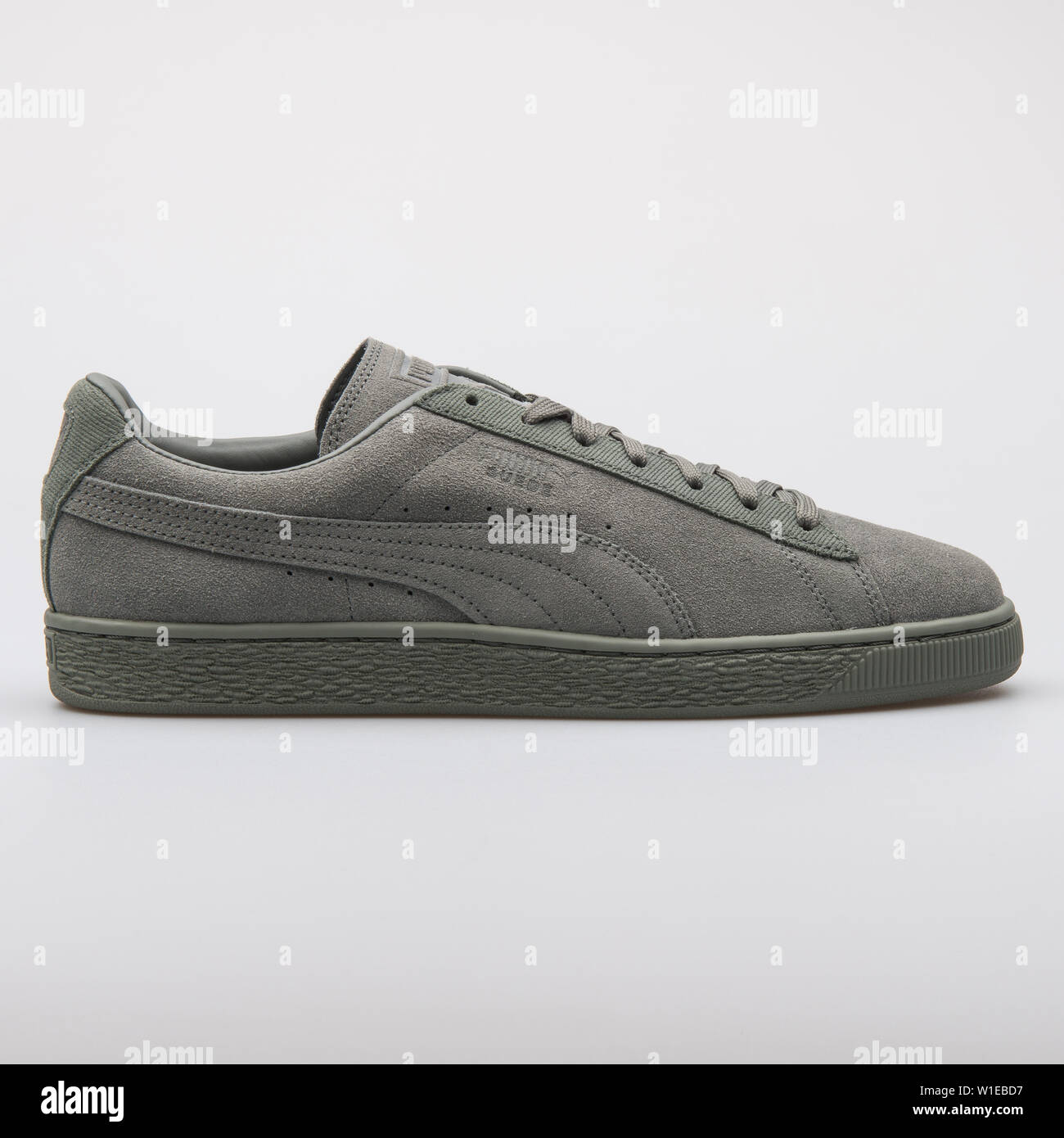 Vienne, AUTRICHE - Août 7, 2017 : Puma Suede Classic sneaker vert agave sur  fond blanc Photo Stock - Alamy