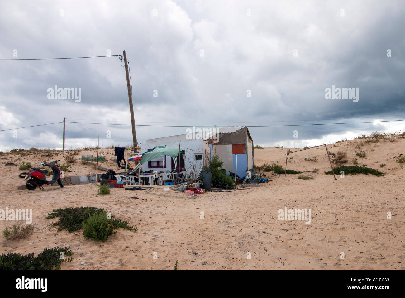 FARO, PORTUGAL : Octobre 21, 2018 - accueil précaire avec des conditions de vie déficientes situé dans la plage de la ville de Faro, Portugal. Banque D'Images