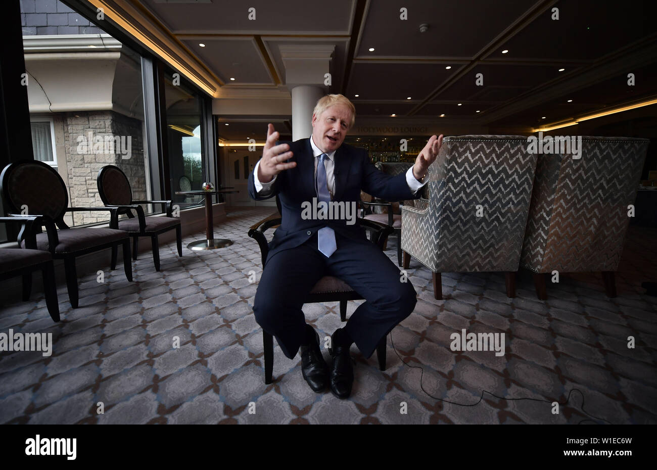 Boris Johnson donne une interview télévisée avant une campagne électorale à l'événement Culloden House Hotel à Belfast. Banque D'Images