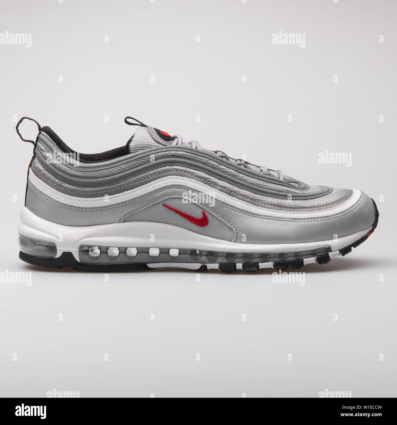 Vienne, AUTRICHE - Août 7, 2017 : Nike Air Max 97 OG sneaker gris  métallique QS sur fond blanc Photo Stock - Alamy