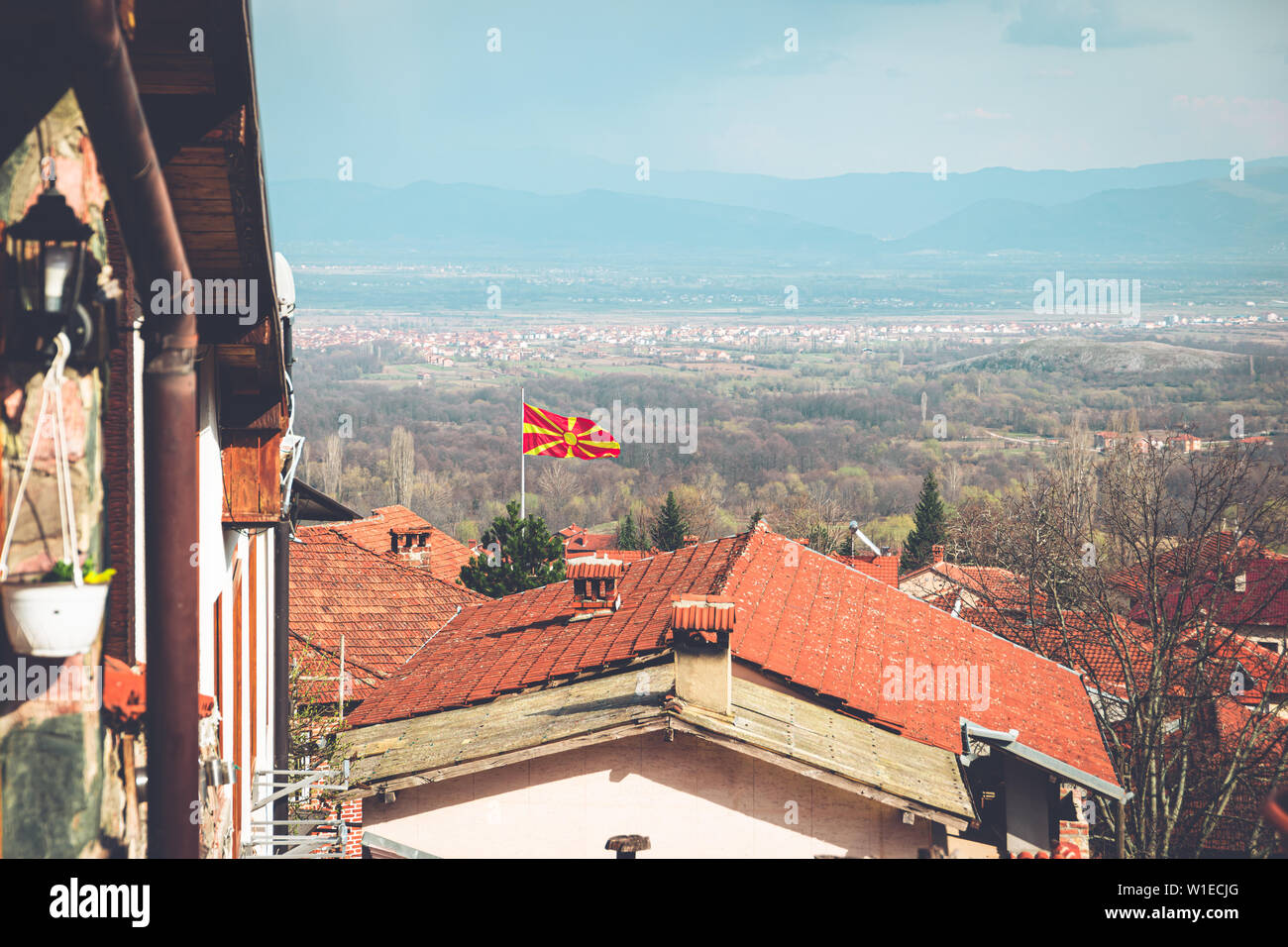 Un drapeau macédonien sur les toits d'un village rural dans les montagnes de Macédoine Banque D'Images