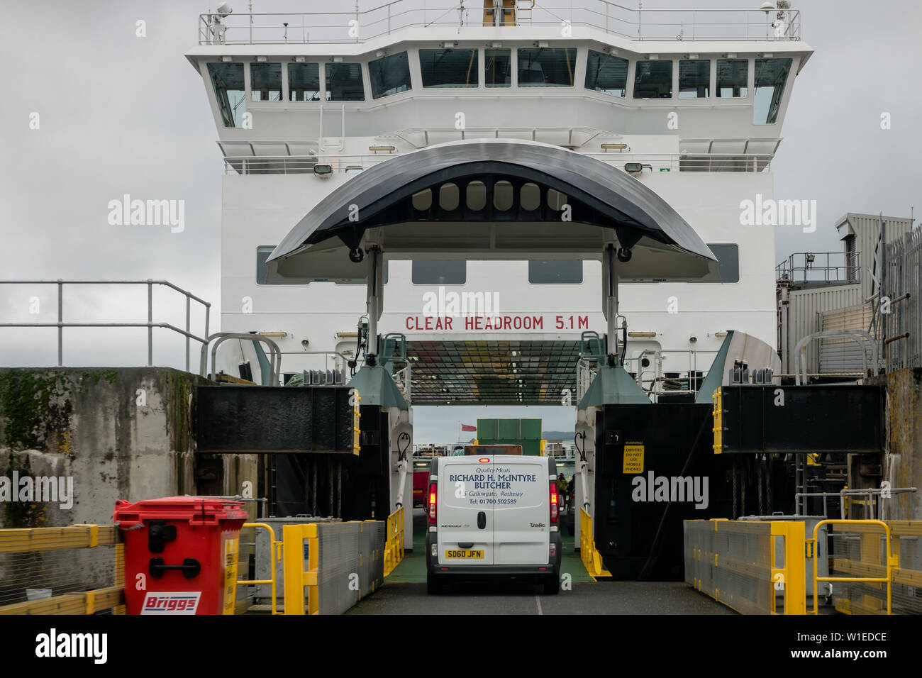 Voitures à bord d'un car-ferry Calmac à Wemyss Bay, Ecosse, Royaume-Uni Banque D'Images